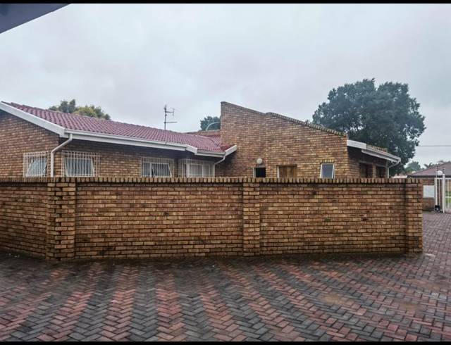 6 BEDROOM TOWNHOUSE FOR SALE IN SELCOURT